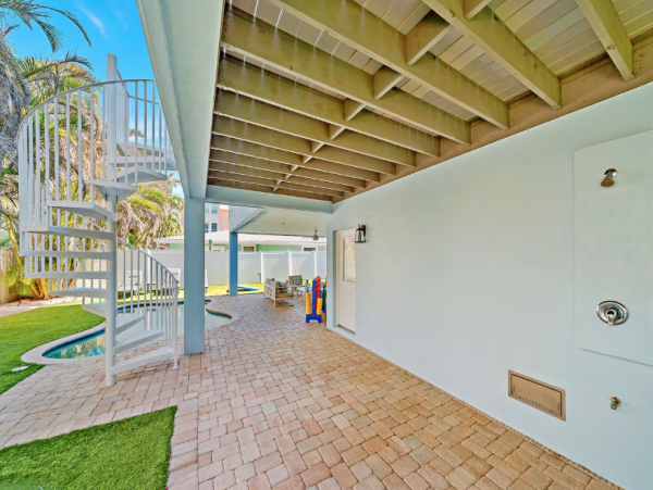Luxurious Beach Getaway on Anna Maria Island Steps to Beach